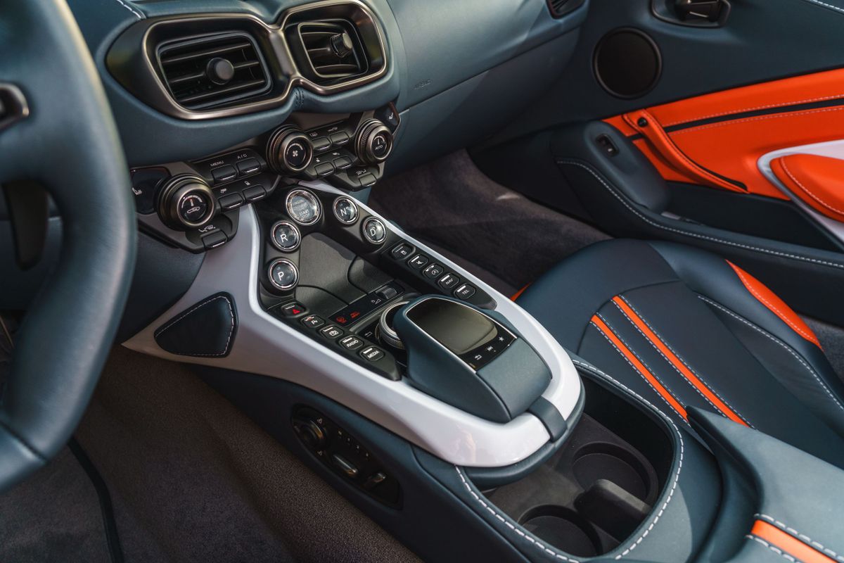 Aston Martin Vantage 2017. Console centrale. Coupé, 4 génération