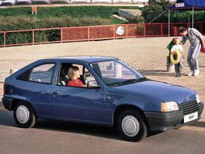 ווקסהול אסטרה 1984. מרכב, צורה. מיני 3 דלתות, 2 דור
