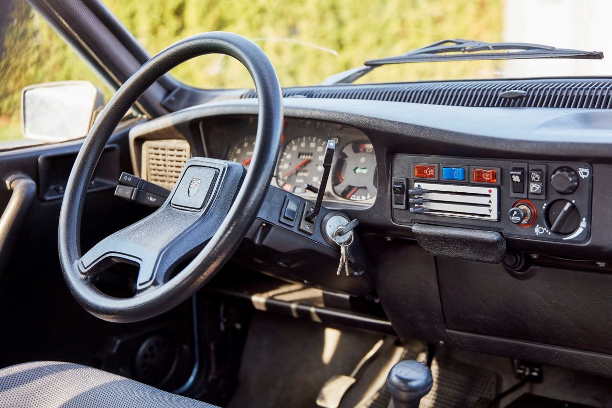 Dacia 1325 1990. Dashboard. Hatchback 5-door, 1 generation