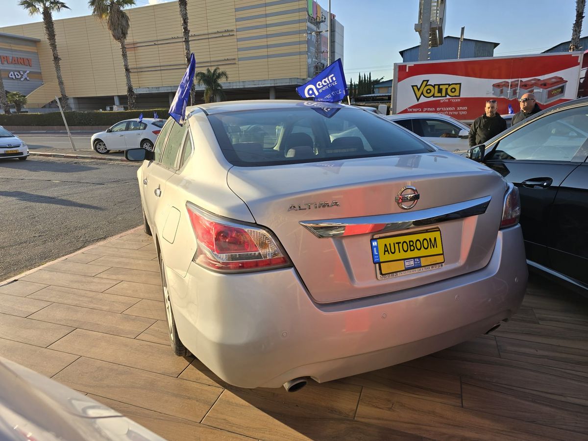 Nissan Altima 2nd hand, 2015
