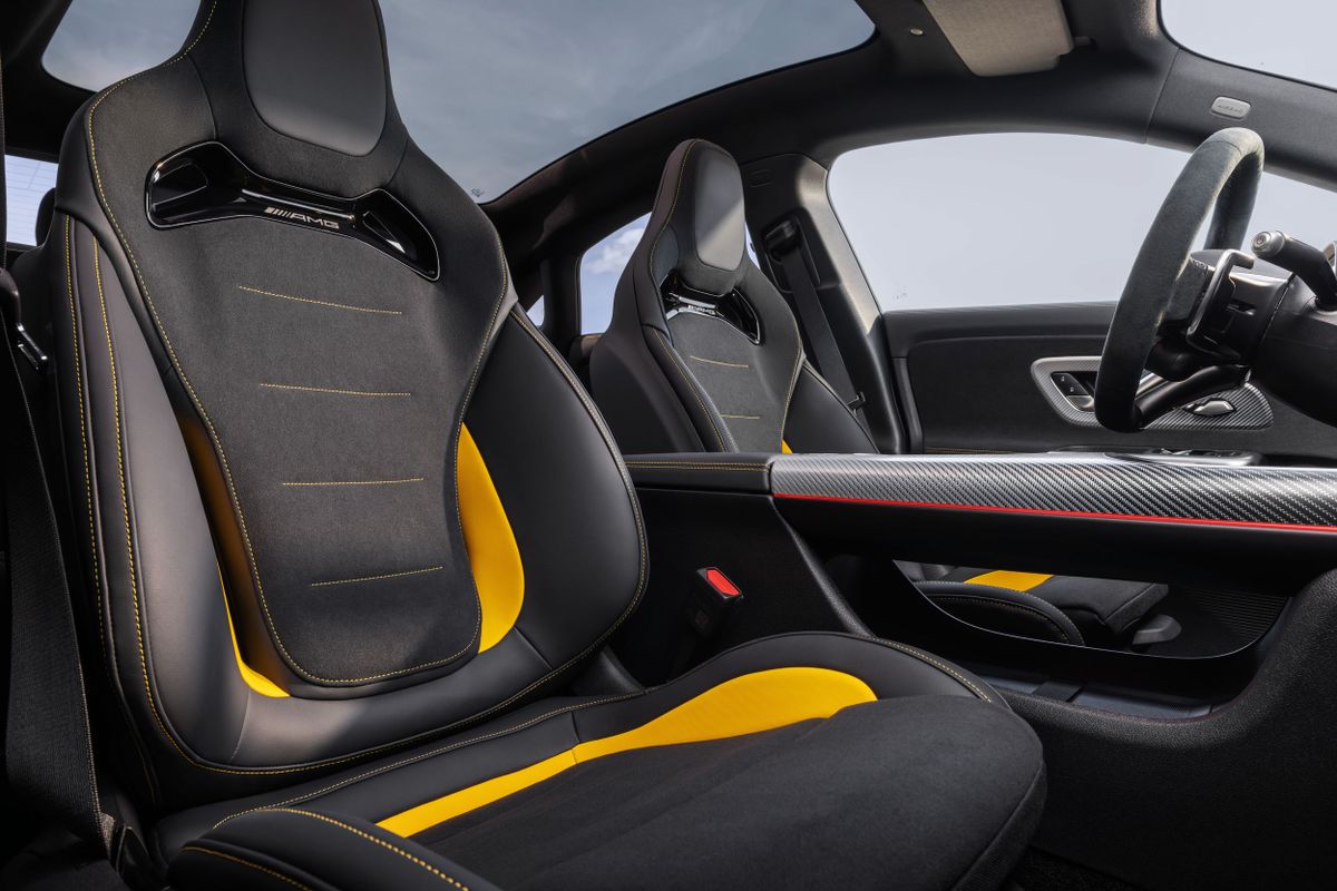 Mercedes CLA AMG. Передние сидения.