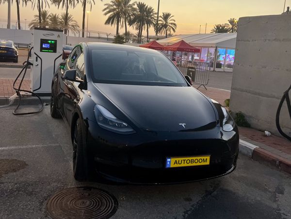 Tesla Model Y 2nd hand, 2022, private hand