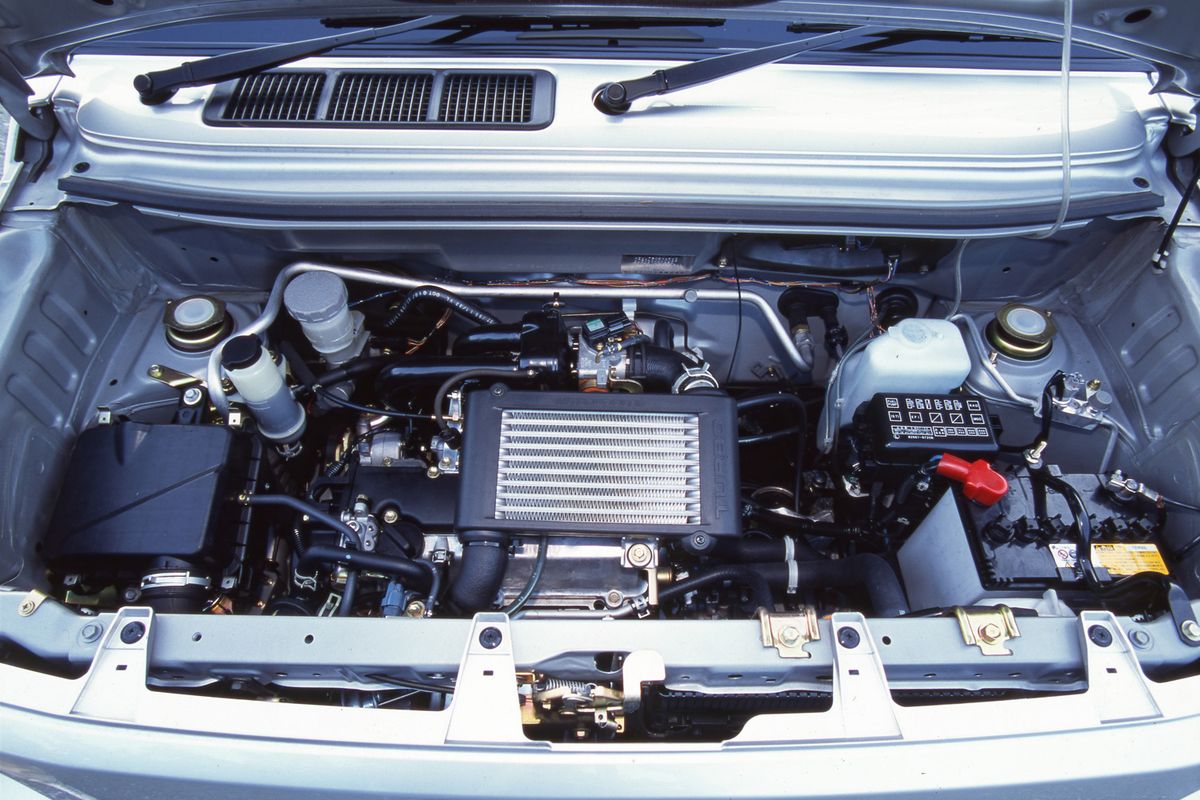 Daihatsu Naked 1999. Moteur. Monospace compact, 1 génération