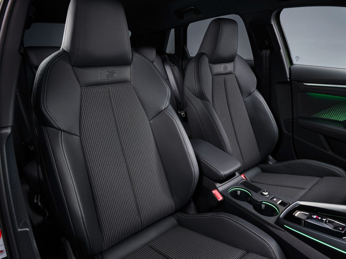 Audi A3. Передние сидения.