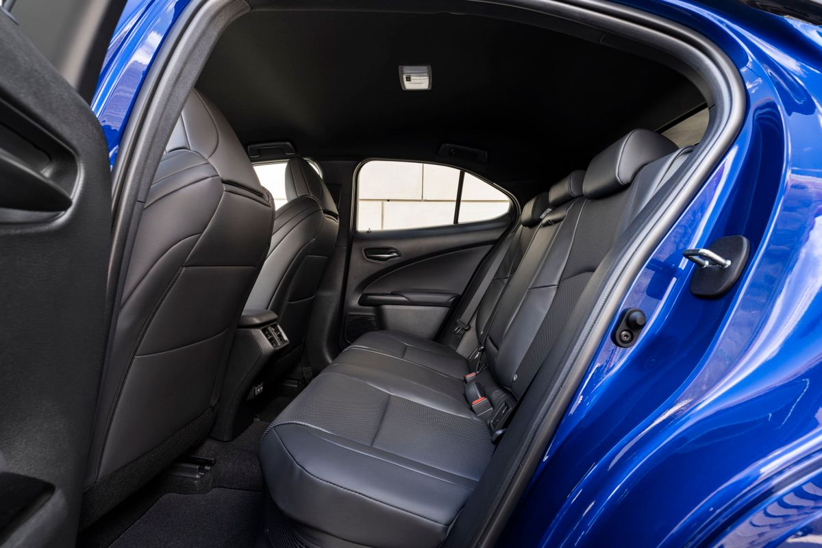 Lexus UX. Задние сидения.