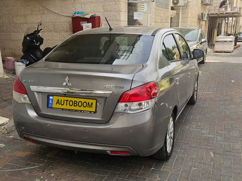 מיצובישי אטראז יד 2 רכב, 2015
