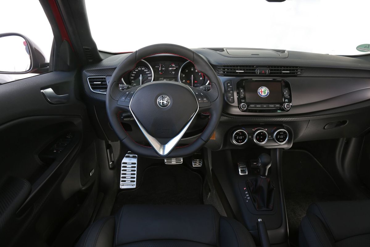 Alfa Romeo Giulietta 2016. Dashboard. Hatchback 5-door, 3 generation, restyling