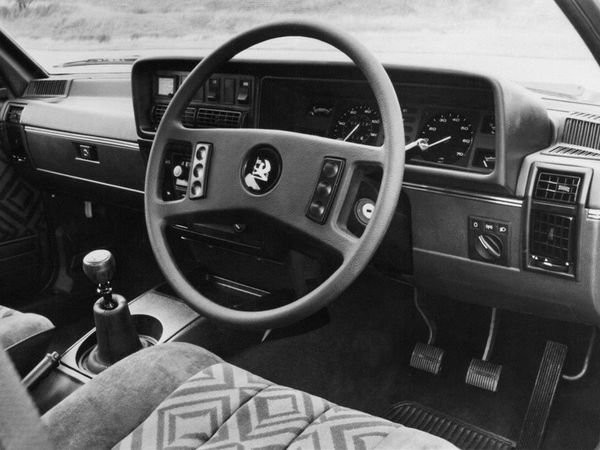 فوكسهول فايسروي 1978. لوحة الأجهزة. سيدان, 1 الجيل