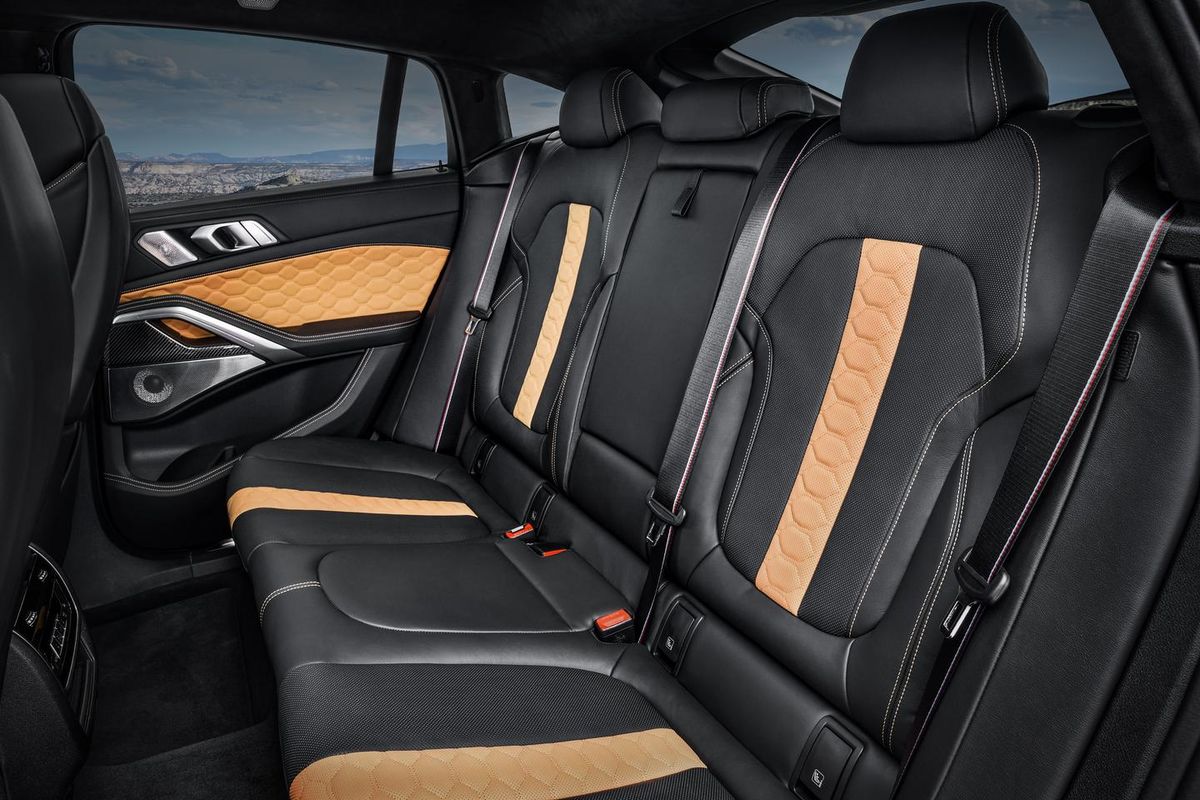 بي إم دبليو X6 M 2019. المقاعد الخلفية. SUV ٥ أبواب, 3 الجيل