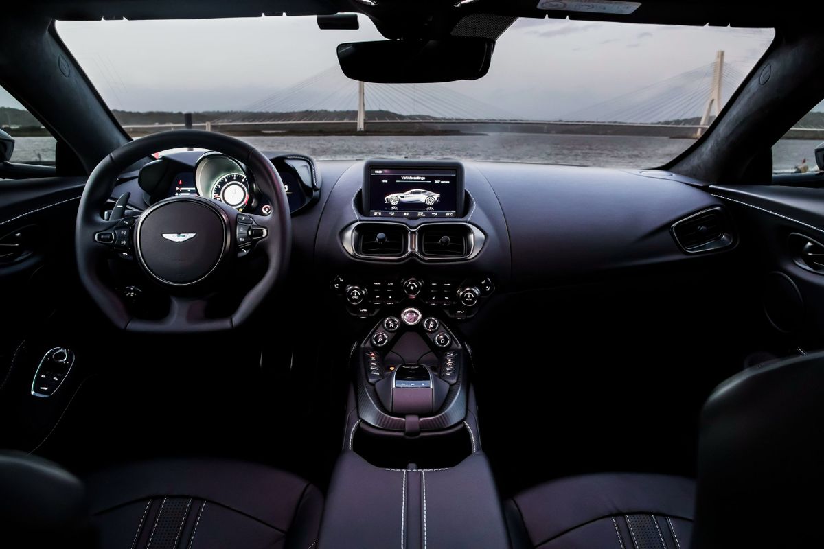 Aston Martin Vantage 2017. Siéges avants. Coupé, 4 génération
