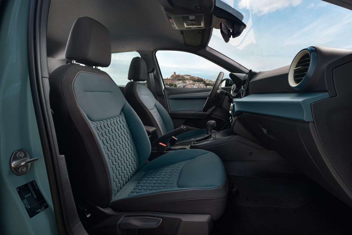 SEAT Arona. Передние сидения.