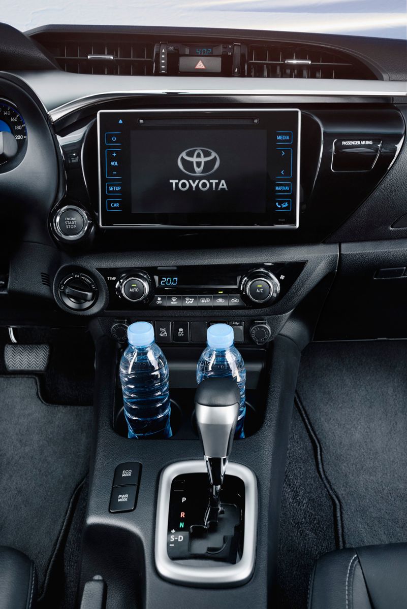 Toyota Hilux 2015. Console centrale. 2 pick-up, 8 génération