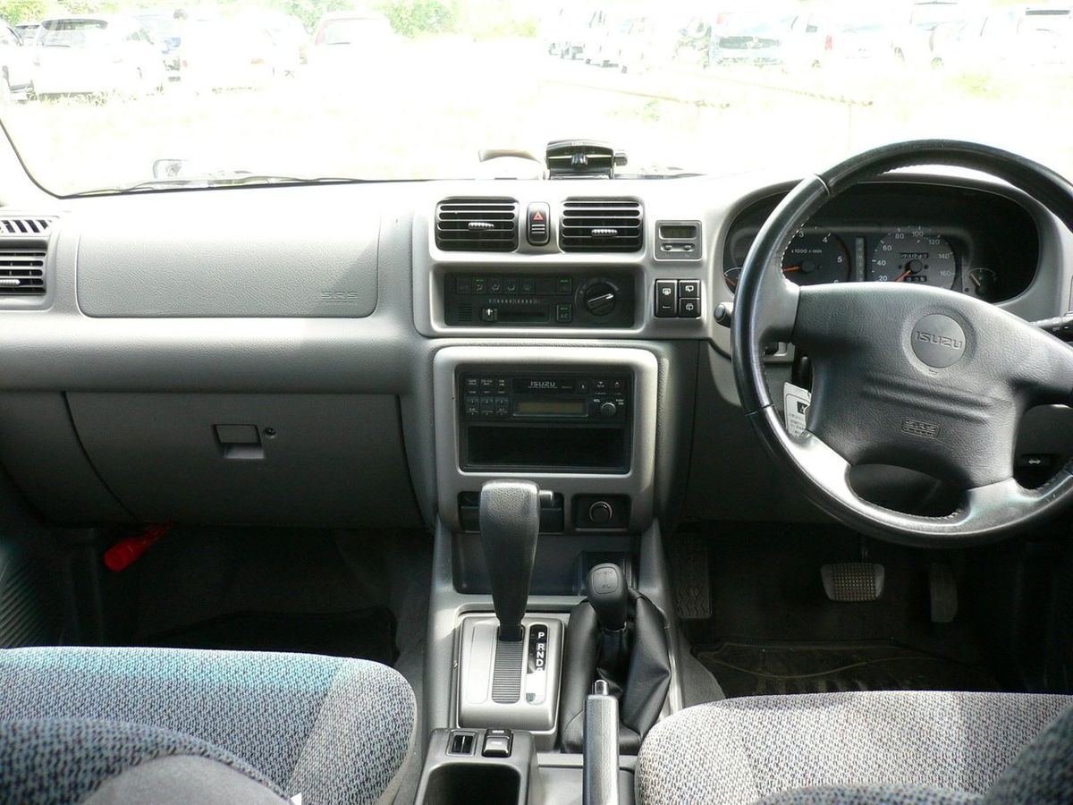 Isuzu Wizard 2000. Dashboard. SUV 5-door, 2 generation