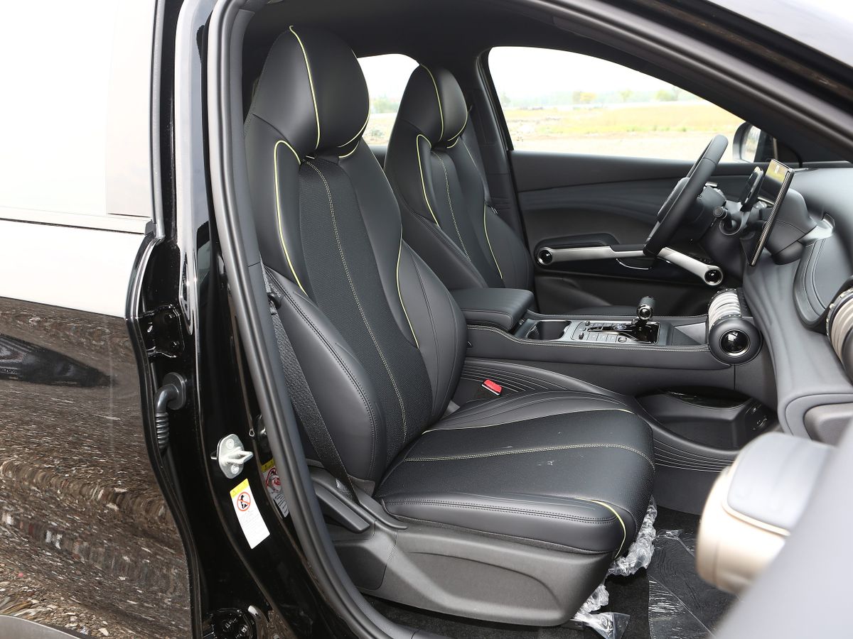 BYD Atto 3. Передние сидения.
