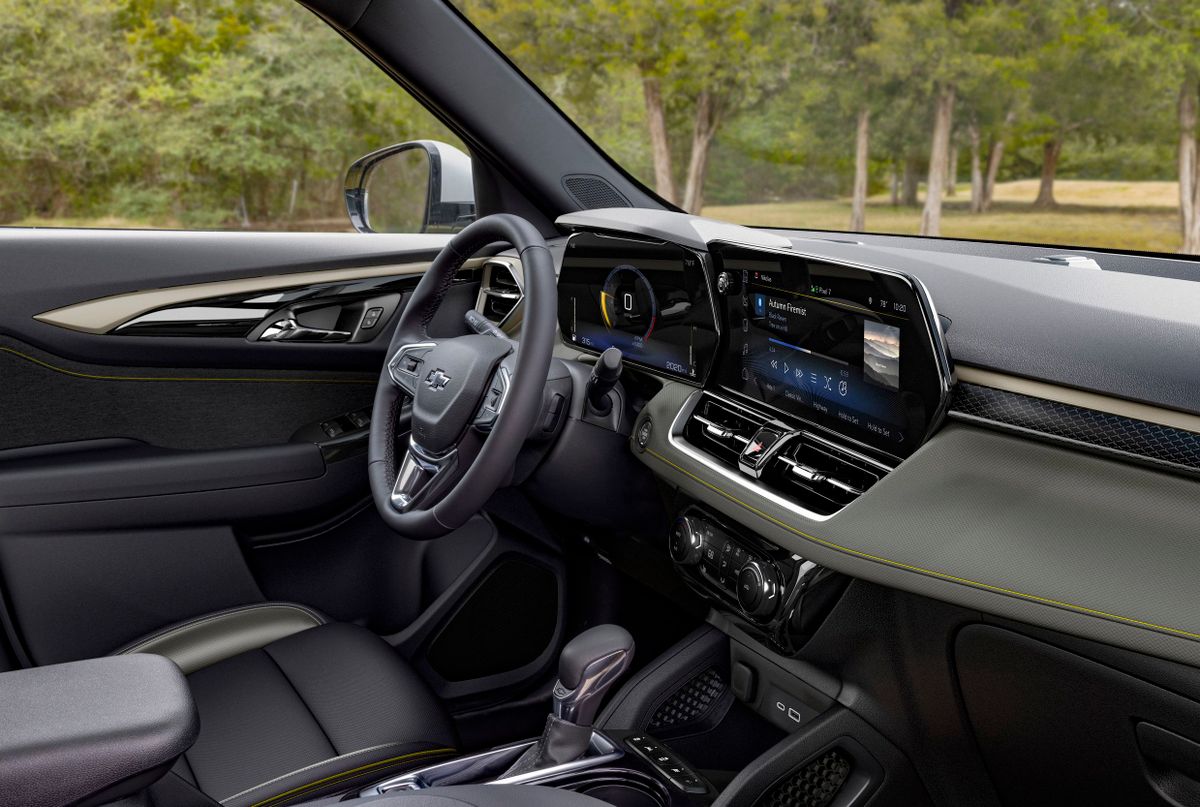 Chevrolet TrailBlazer 2023. Front seats. SUV 5-doors, 3 generation, restyling 1