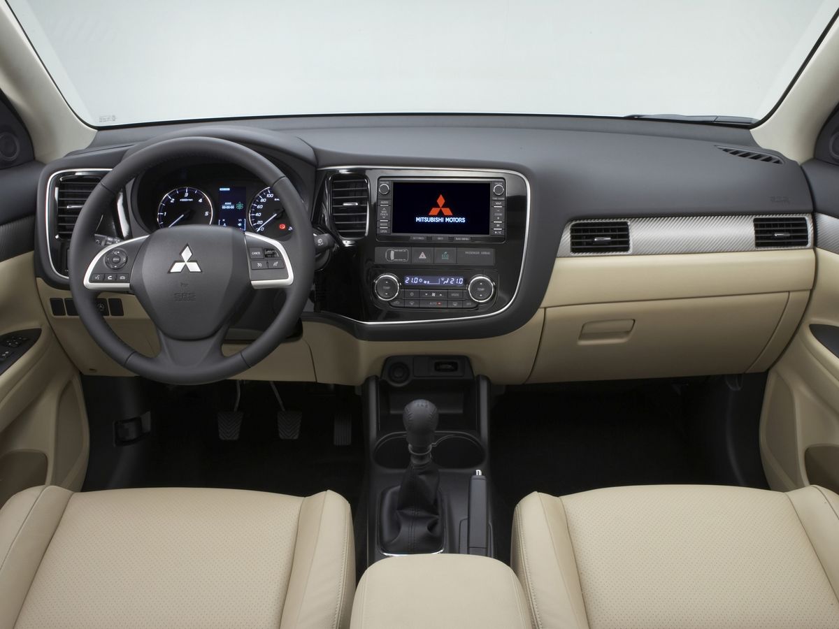 Mitsubishi Outlander 2012. Siéges avants. VUS 5-portes, 3 génération