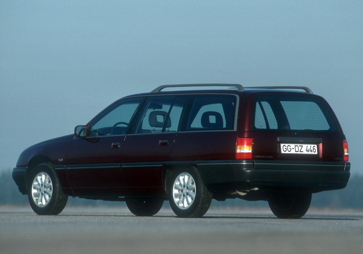 אופל אומגה 1984. מרכב, צורה. סטיישן 5 דלתות, 1 דור