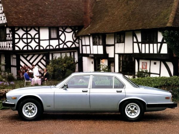 جاغوار XJ ‏1979. الهيكل، المظهر الخارجي. سيدان, 1 الجيل، تحديث 2