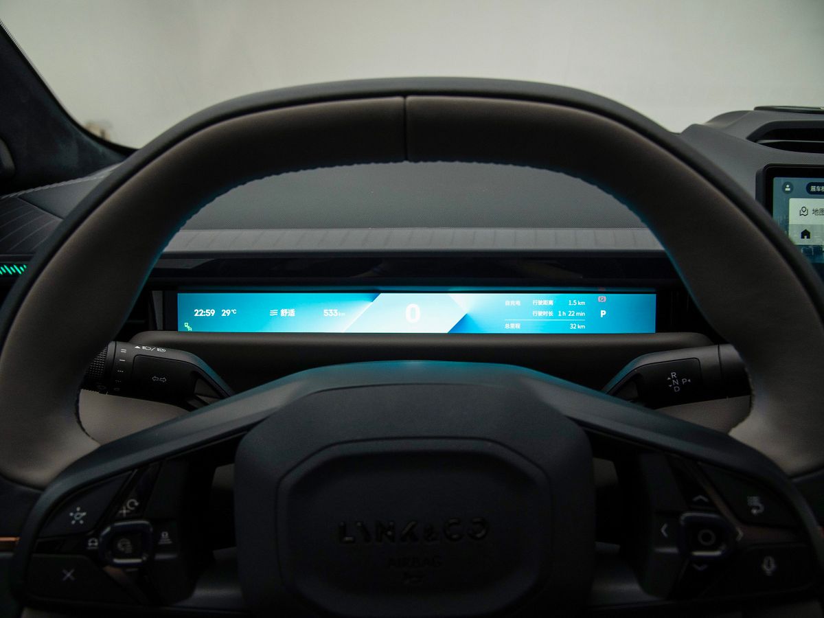 Lynk & Co Z10 2024. Панель приборов. Седан, 1 поколение