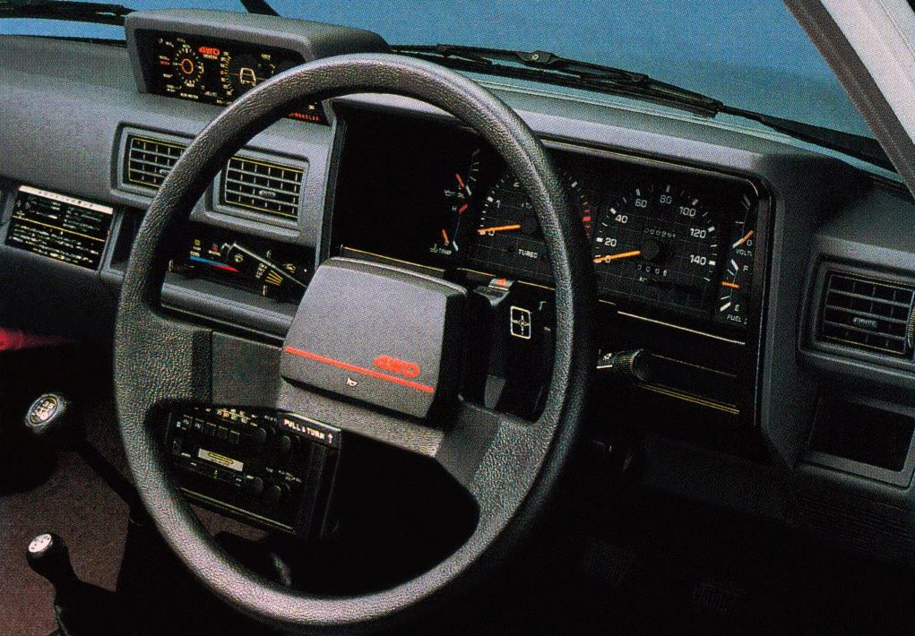 Toyota Hilux 1983. Tableau de bord. 1 pick-up, 4 génération