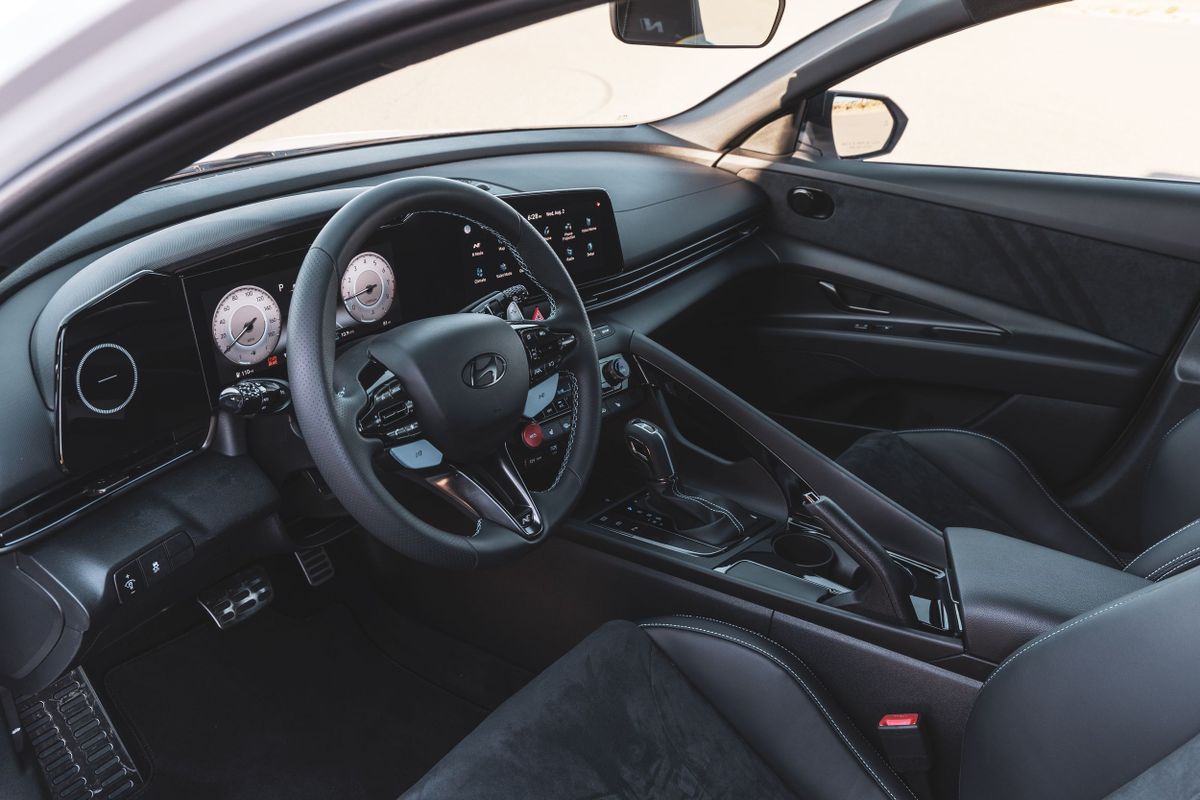 Hyundai Elantra 2023. Передние сидения. Седан, 7 поколение, рестайлинг