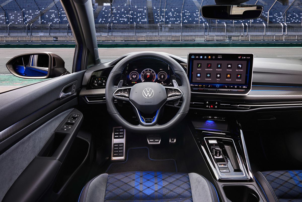 Volkswagen Golf R 2024. Передние сидения. Хэтчбек 5 дв., 8 поколение, рестайлинг