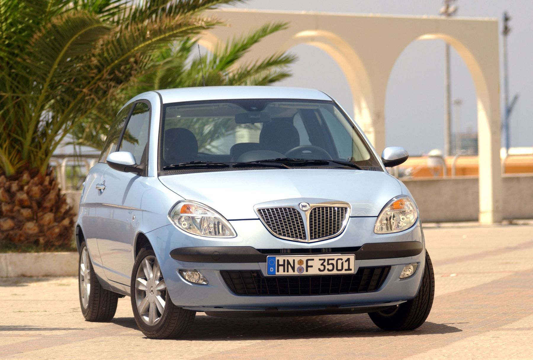 Машина Lancia Ypsilon 2014
