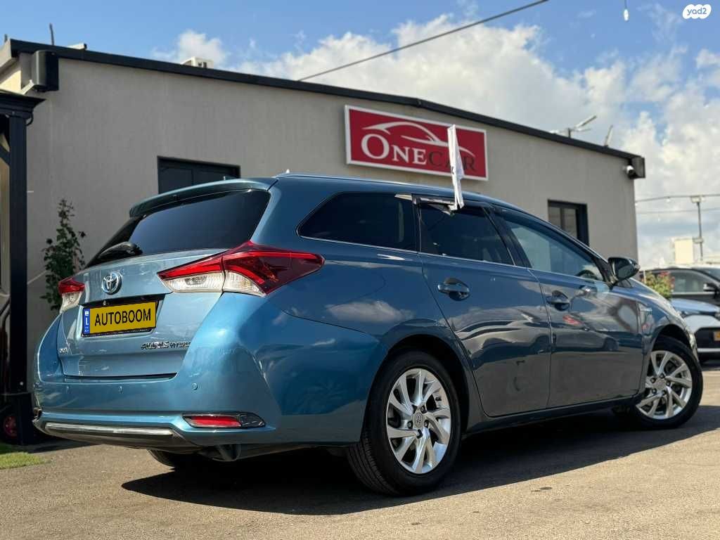 Toyota Auris 2nd hand, 2015