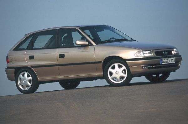 אופל אסטרה ‏1994. מרכב, צורה. האצ'בק 5 דלתות, 1 דור, שדרוג 1
