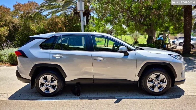 Toyota RAV4 с пробегом, 2023