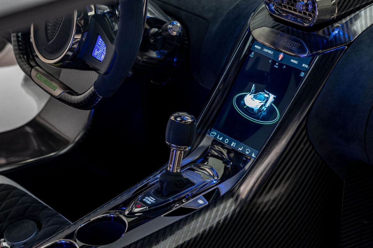 Koenigsegg Jesko 2020. Центральная консоль. Купе, 1 поколение