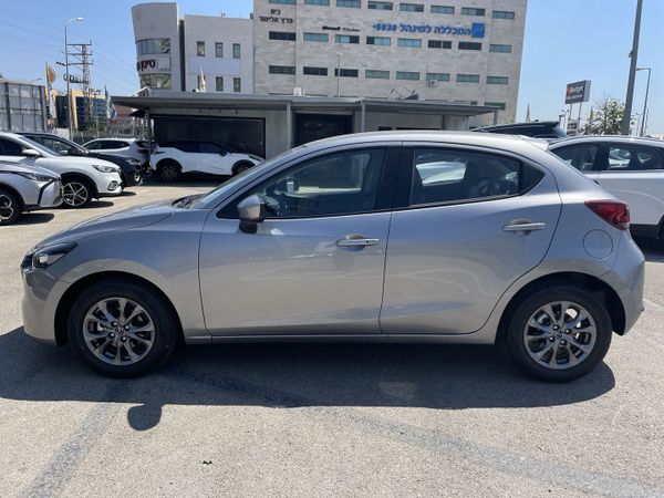 Mazda 2 nouvelle voiture, 2024