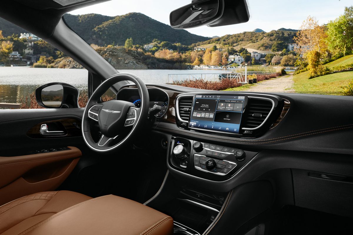 Chrysler Pacifica 2020. Dashboard. Minivan, 2 generation, restyling