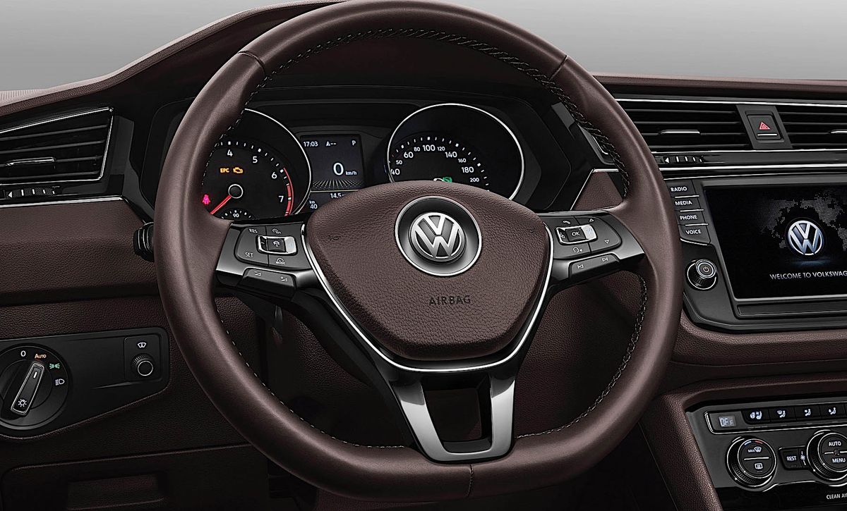 Volkswagen Tiguan 2016. Tableau de bord. VUS 5-portes, 2 génération