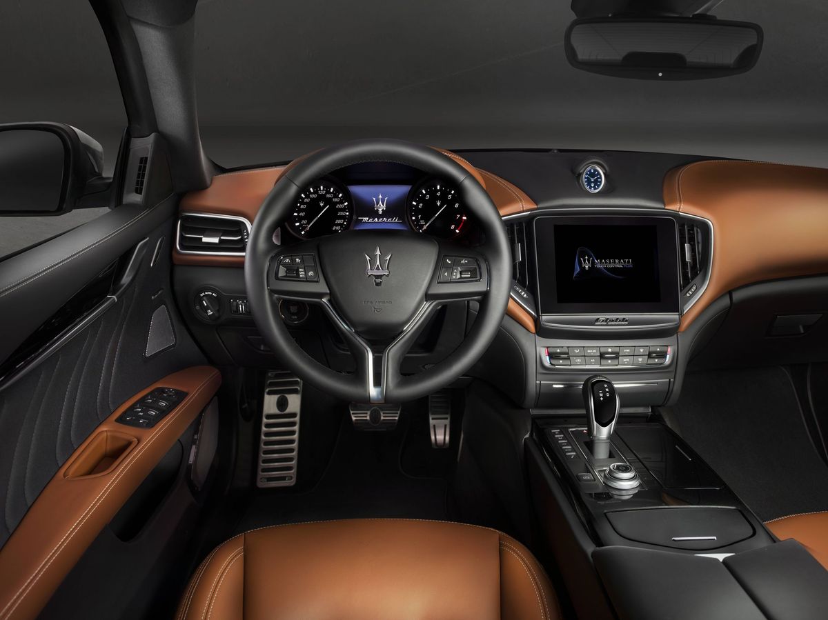 Maserati Ghibli 2016. Dashboard. Sedan, 3 generation, restyling