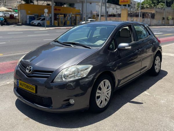 Toyota Auris 2nd hand, 2011