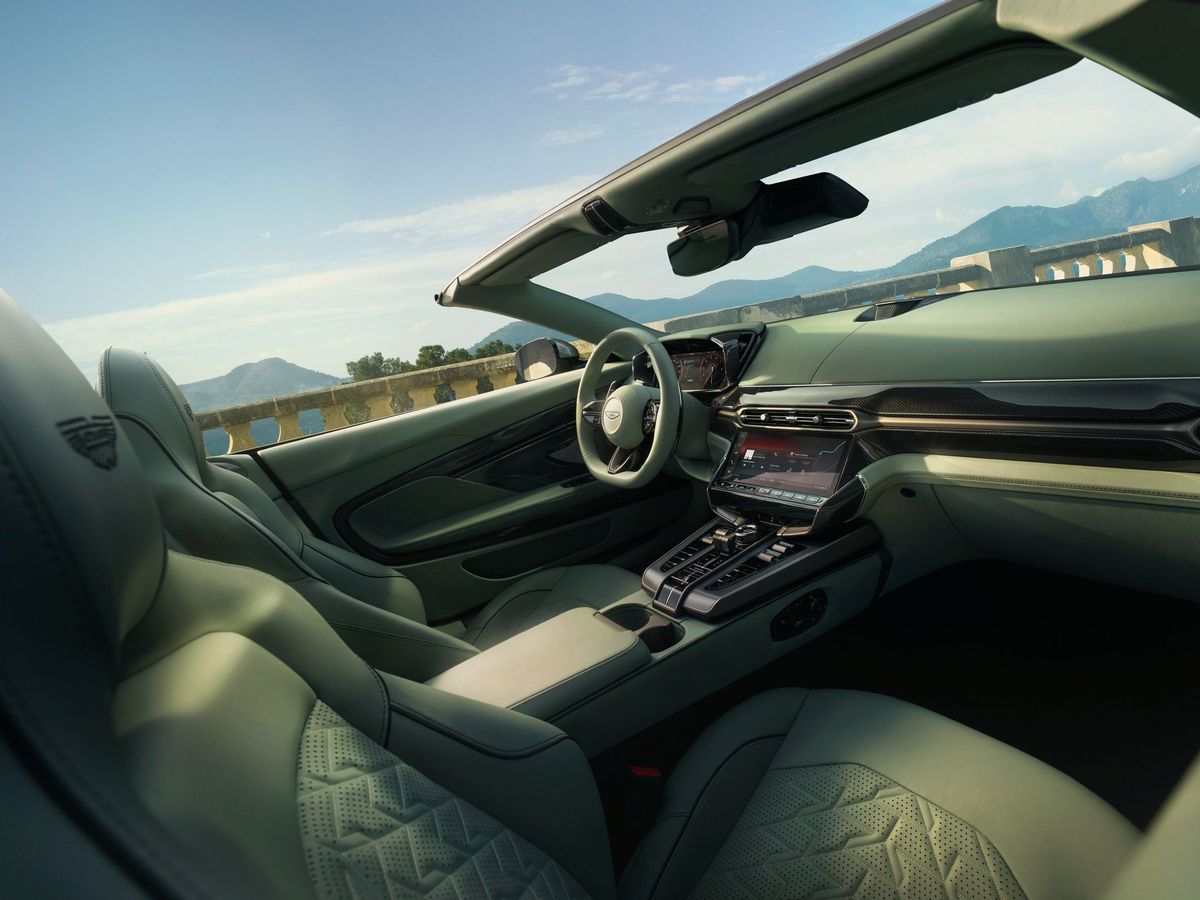 Aston Martin Vanquish 2024. Передние сидения. Кабриолет, 3 поколение
