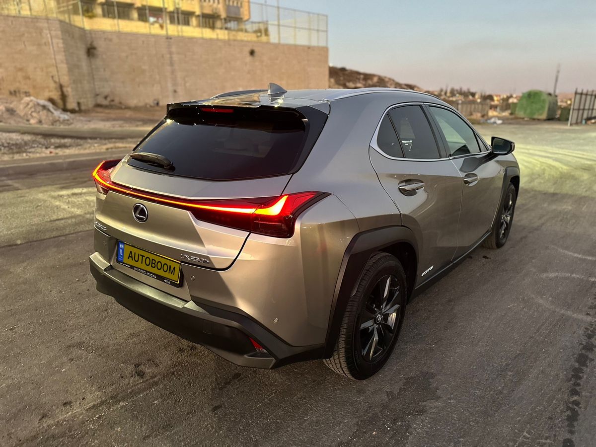 Lexus UX с пробегом, 2021, частная рука