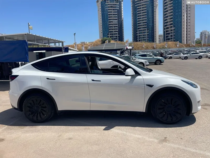 Tesla Model Y с пробегом, 2023
