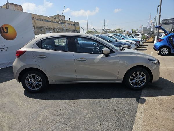 Mazda 2 nouvelle voiture, 2024