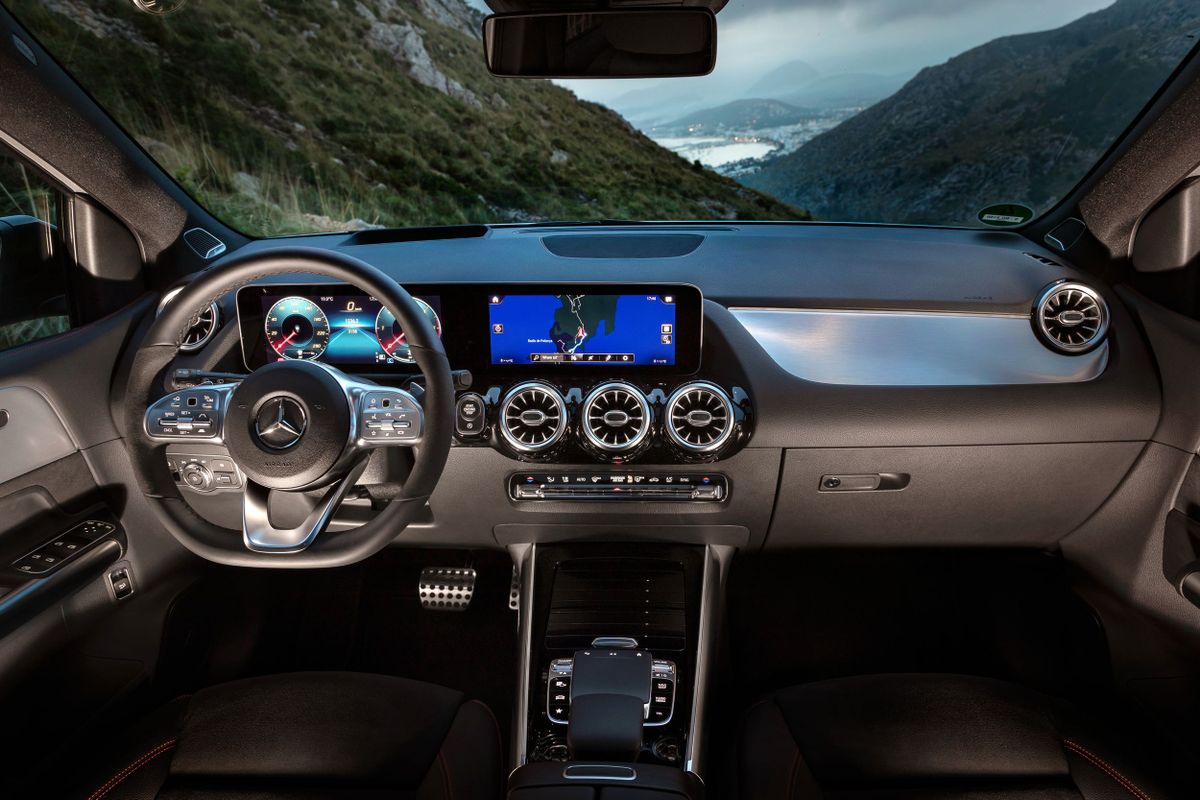 Mercedes B-Class 2018. Tableau de bord. Hatchback 5-portes, 3 génération
