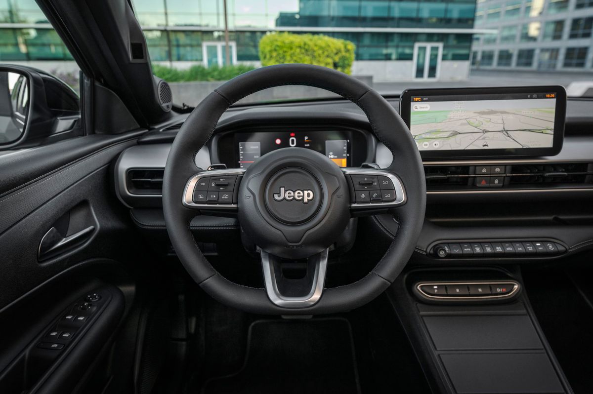 Jeep Avenger. Панель приборов.