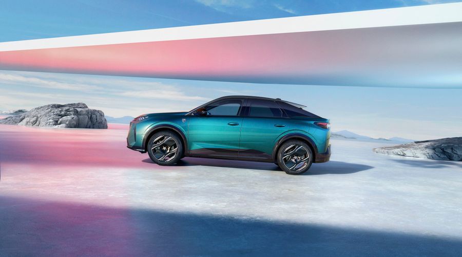 Новое поколение Пежо 5008: семейный практичный кроссовер с тремя рядами ...