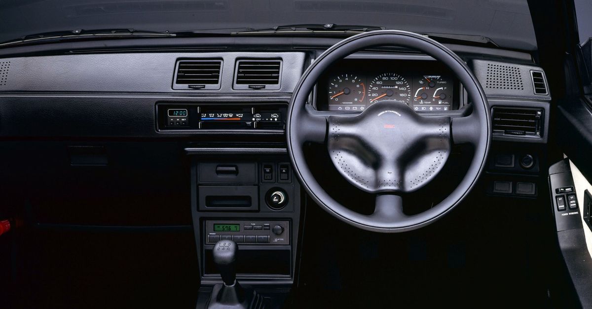 Mitsubishi Mirage 1983. Tableau de bord. Hatchback 3-portes, 2 génération