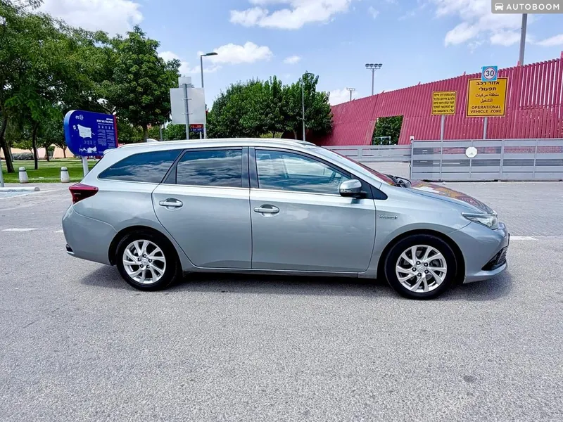 Toyota Auris 2nd hand, 2017