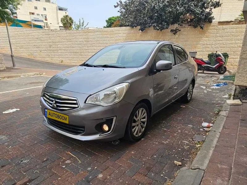 מיצובישי אטראז יד 2 רכב, 2015
