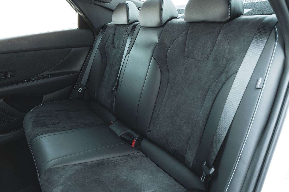 Hyundai Elantra 2023. Задние сидения. Седан, 7 поколение, рестайлинг