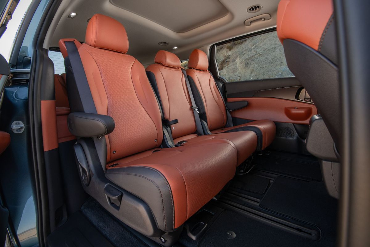 Kia Carnival 2023. Задние сидения. Минивэн, 4 поколение, рестайлинг