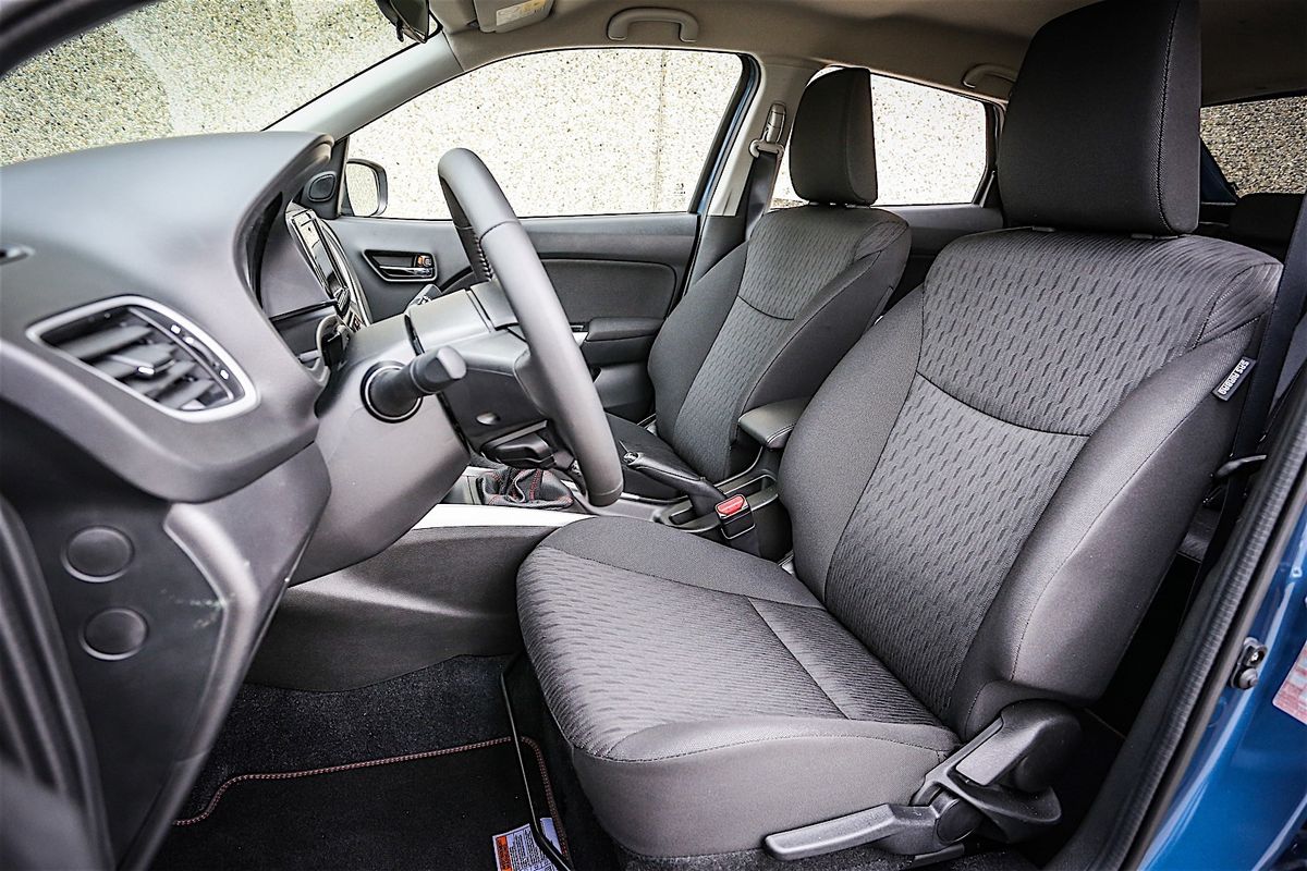 Suzuki Baleno 2016. Siéges avants. Mini 5-portes, 2 génération