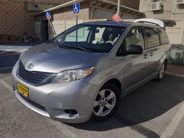 Toyota Sienna 2nd hand, 2010